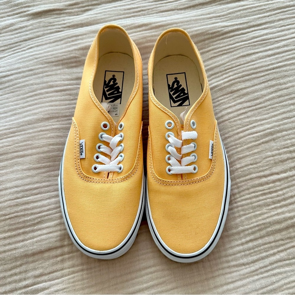 VANS AUTHENTIC SHOES (unisex sizing M7.5 / W9)